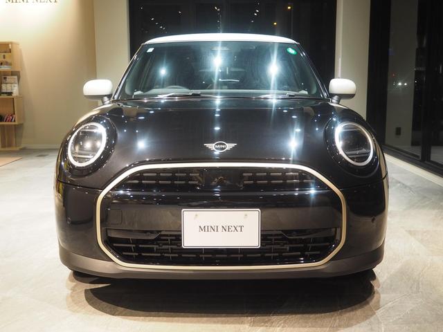 ＭＩＮＩ クーパーＣ　フェイバリット・トリム　１７インチ純正ホイール　ステアリングヒーター　ワンオーナー　禁煙車　アダプティブクルーズコントロール　衝突被害軽減ブレーキ　パーキングアシスト　純正ナビ　バックモニター（2枚目）