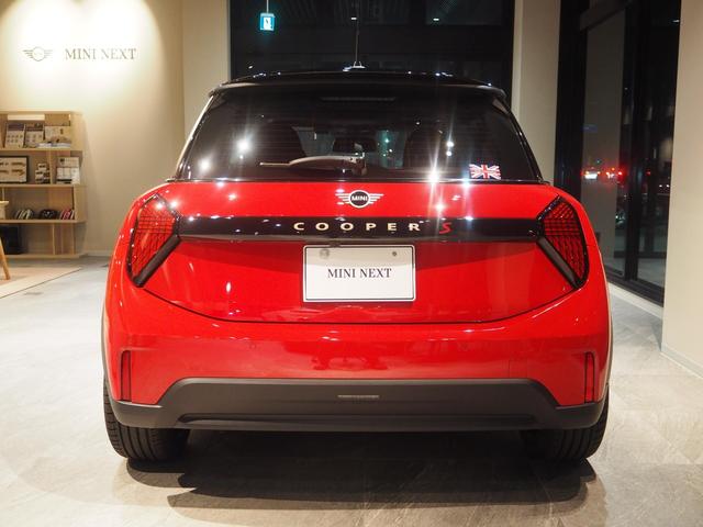 ＭＩＮＩ クーパーＳ　フェイバリット・トリム　１８インチアロイホイール　アラウンドビューモニター　ワンオーナー　禁煙車　アダプティブクルーズコントロール　衝突被害軽減ブレーキ　パーキングアシスト　レーンキープアシスト　ドライブレコーダー（3枚目）