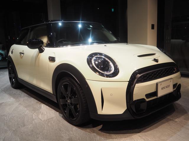 ＭＩＮＩ クーパーＳ　クラシック・トリム　ワンオーナー　禁煙車　パーキングアシスト　リヤビューカメラ　車線逸脱警告　本革シート　シートヒーター　Ａｐｐｌｅ　ＣａｒＰｌａｙ　オートライト　電動格納ミラー　障害物センサー（4枚目）