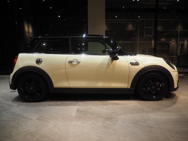 ＭＩＮＩ クーパーＳ　クラシック・トリム　ワンオーナー　禁煙車　パーキングアシスト　リヤビューカメラ　車線逸脱警告　本革シート　シートヒーター　Ａｐｐｌｅ　ＣａｒＰｌａｙ　オートライト　電動格納ミラー　障害物センサー（5枚目）