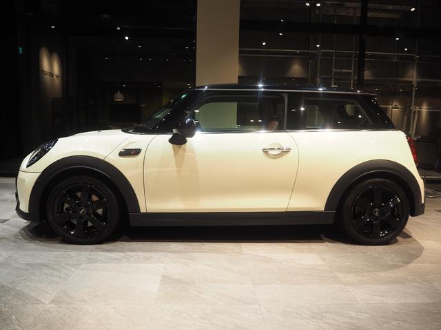 ＭＩＮＩ クーパーＳ　クラシック・トリム　ワンオーナー　禁煙車　パーキングアシスト　リヤビューカメラ　車線逸脱警告　本革シート　シートヒーター　Ａｐｐｌｅ　ＣａｒＰｌａｙ　オートライト　電動格納ミラー　障害物センサー（6枚目）
