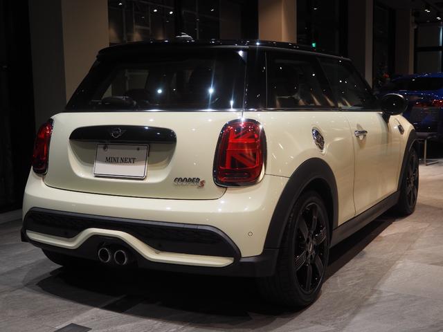 ＭＩＮＩ クーパーＳ　クラシック・トリム　ワンオーナー　禁煙車　パーキングアシスト　リヤビューカメラ　車線逸脱警告　本革シート　シートヒーター　Ａｐｐｌｅ　ＣａｒＰｌａｙ　オートライト　電動格納ミラー　障害物センサー（7枚目）