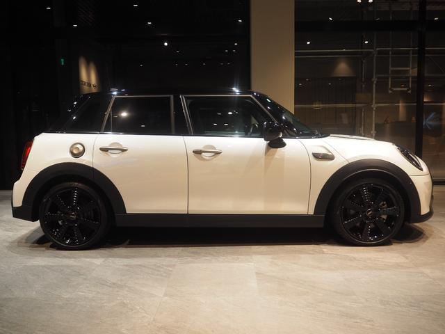 ＭＩＮＩ クーパーＳ　レゾリュート・エディション　特別仕様車　ワンオーナー　禁煙車　本革シート　シートヒーター　Ａｐｐｌｅ　ＣａｒＰｌａｙ　ドライブレコーダー　パーキングアシスト　車線逸脱警告　ランフラットタイヤ　障害物センサー（5枚目）