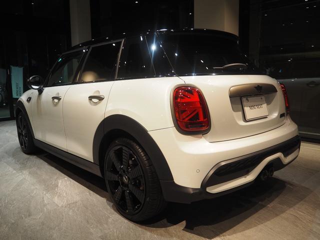 ＭＩＮＩ クーパーＳ　レゾリュート・エディション　特別仕様車　ワンオーナー　禁煙車　本革シート　シートヒーター　Ａｐｐｌｅ　ＣａｒＰｌａｙ　ドライブレコーダー　パーキングアシスト　車線逸脱警告　ランフラットタイヤ　障害物センサー（8枚目）