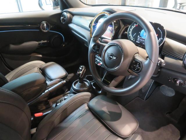 ＭＩＮＩ クーパーＳ　レゾリュート・エディション　特別仕様車　ワンオーナー　禁煙車　本革シート　シートヒーター　Ａｐｐｌｅ　ＣａｒＰｌａｙ　ドライブレコーダー　パーキングアシスト　車線逸脱警告　ランフラットタイヤ　障害物センサー（19枚目）