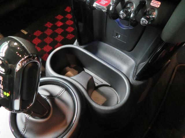 ＭＩＮＩ ジョンクーパーワークス　ジョンクーパーワークス　パーキングアシスト　車線逸脱警告　リヤビューカメラ　純正ナビ　アダプティブクルーズコントロール　障害物センサー　シートヒーター　ドライブレコーダー（27枚目）