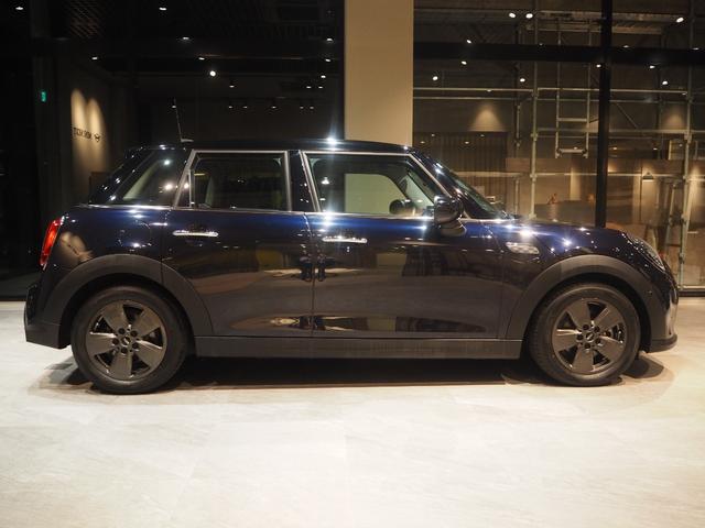 MINI クーパーDプレミアムプラスパッケージクラシックトリム ワンオーナー 禁煙車 ディーゼル車 パーキングアシスト レーンキープアシスト リヤビューカメラ シートヒーター アダプティブクルーズコントロール オートライト Apple CarPlay(5枚目)