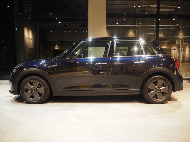 MINI クーパーDプレミアムプラスパッケージクラシックトリム ワンオーナー 禁煙車 ディーゼル車 パーキングアシスト レーンキープアシスト リヤビューカメラ シートヒーター アダプティブクルーズコントロール オートライト Apple CarPlay(6枚目)
