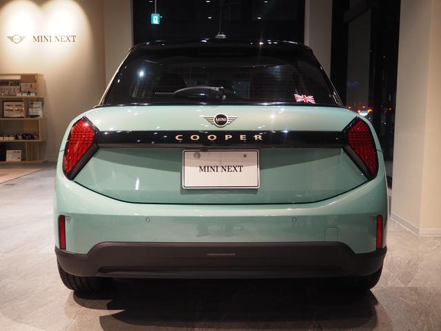 MINI クーパーC クラシック・トリム アダプティブクルーズコントロール アラウンドビューモニター パーキングアシスト レーンキープアシスト シートヒーター ステアリングヒーター オートマチックホールド Apple CarPlay 純正ナビ(3枚目)