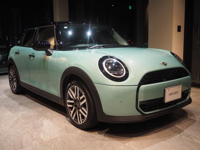 MINI クーパーC クラシック・トリム アダプティブクルーズコントロール アラウンドビューモニター パーキングアシスト レーンキープアシスト シートヒーター ステアリングヒーター オートマチックホールド Apple CarPlay 純正ナビ(4枚目)