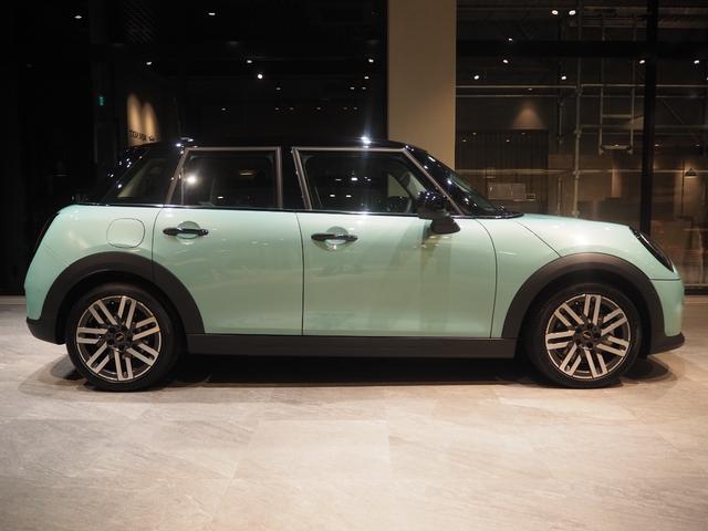 MINI クーパーC クラシック・トリム アダプティブクルーズコントロール アラウンドビューモニター パーキングアシスト レーンキープアシスト シートヒーター ステアリングヒーター オートマチックホールド Apple CarPlay 純正ナビ(5枚目)