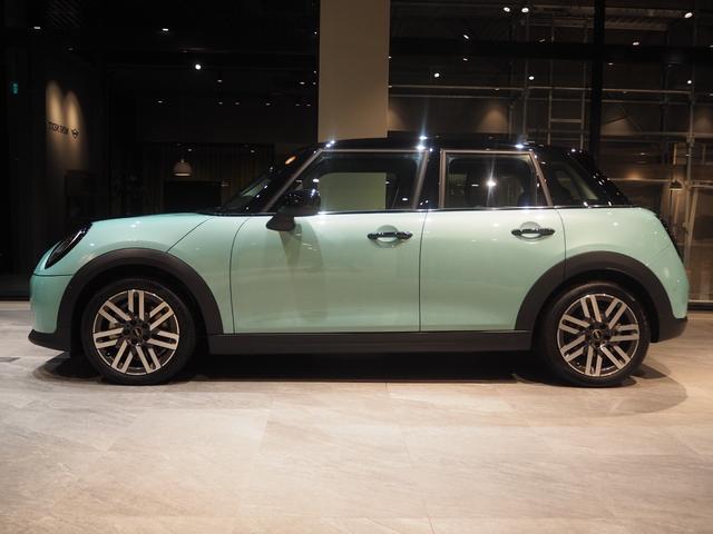 MINI クーパーC クラシック・トリム アダプティブクルーズコントロール アラウンドビューモニター パーキングアシスト レーンキープアシスト シートヒーター ステアリングヒーター オートマチックホールド Apple CarPlay 純正ナビ(6枚目)