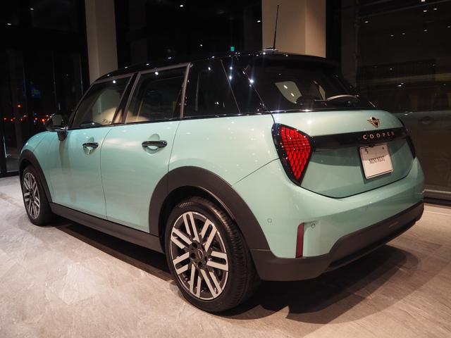 MINI クーパーC クラシック・トリム アダプティブクルーズコントロール アラウンドビューモニター パーキングアシスト レーンキープアシスト シートヒーター ステアリングヒーター オートマチックホールド Apple CarPlay 純正ナビ(8枚目)