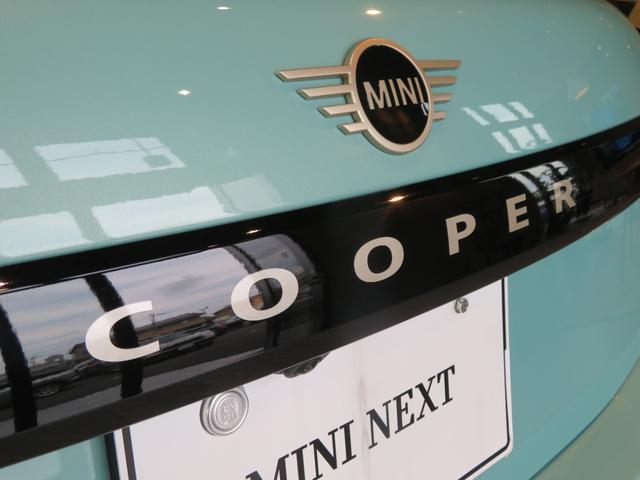 MINI クーパーC クラシック・トリム アダプティブクルーズコントロール アラウンドビューモニター パーキングアシスト レーンキープアシスト シートヒーター ステアリングヒーター オートマチックホールド Apple CarPlay 純正ナビ(10枚目)