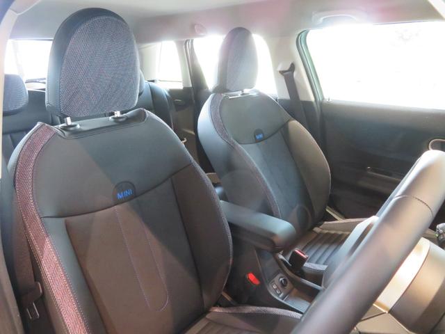 MINI クーパーC クラシック・トリム アダプティブクルーズコントロール アラウンドビューモニター パーキングアシスト レーンキープアシスト シートヒーター ステアリングヒーター オートマチックホールド Apple CarPlay 純正ナビ(12枚目)