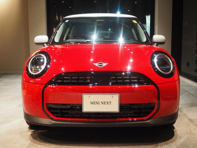 ＭＩＮＩ クーパーＣ　クラシック・トリム　禁煙車　アダプティブクルーズコントロール　全周囲カメラ　純正ナビ　シートヒーター　ステアリングヒーター　純正１７インチアロイホイール　レーンキープアシスト　パーキングアシスト（2枚目）