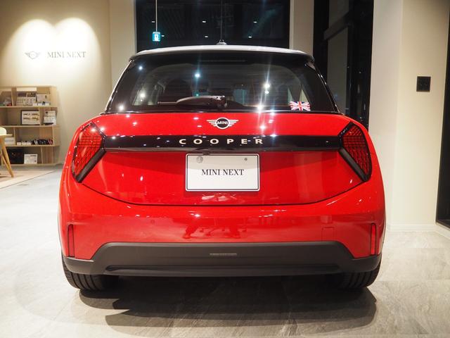 ＭＩＮＩ クーパーＣ　クラシック・トリム　禁煙車　アダプティブクルーズコントロール　全周囲カメラ　純正ナビ　シートヒーター　ステアリングヒーター　純正１７インチアロイホイール　レーンキープアシスト　パーキングアシスト（3枚目）