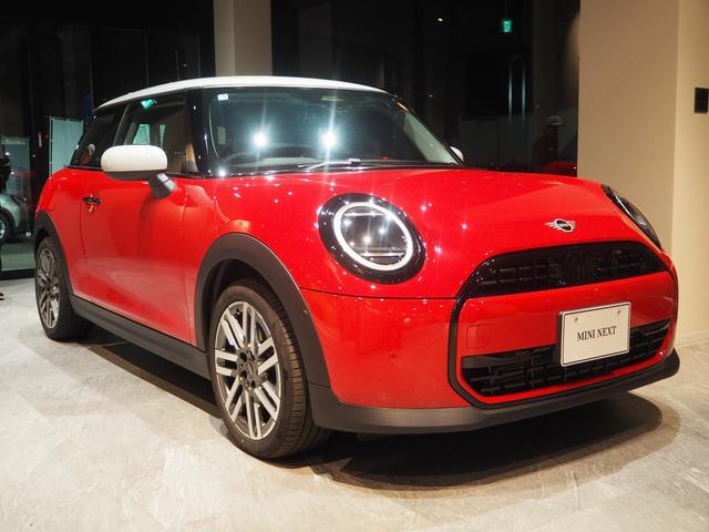 ＭＩＮＩ クーパーＣ　クラシック・トリム　禁煙車　アダプティブクルーズコントロール　全周囲カメラ　純正ナビ　シートヒーター　ステアリングヒーター　純正１７インチアロイホイール　レーンキープアシスト　パーキングアシスト（4枚目）