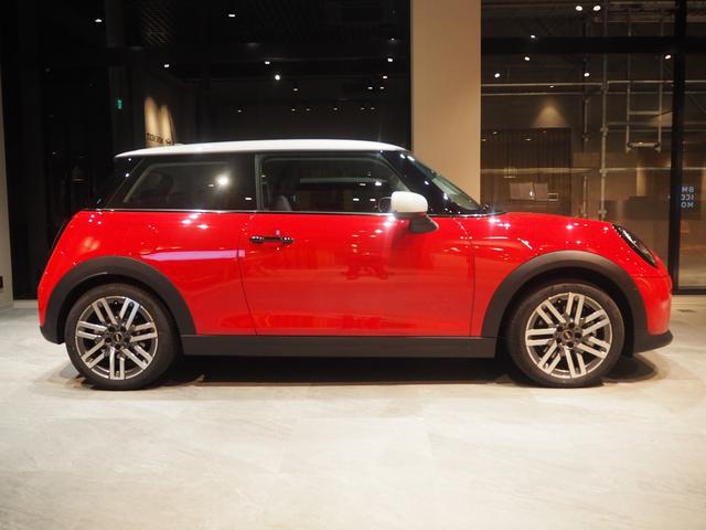 ＭＩＮＩ クーパーＣ　クラシック・トリム　禁煙車　アダプティブクルーズコントロール　全周囲カメラ　純正ナビ　シートヒーター　ステアリングヒーター　純正１７インチアロイホイール　レーンキープアシスト　パーキングアシスト（5枚目）