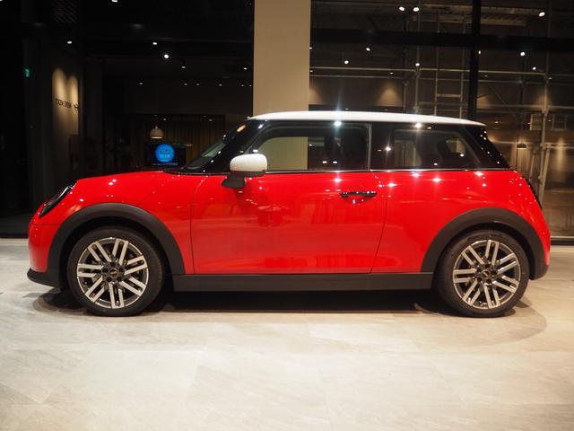 ＭＩＮＩ クーパーＣ　クラシック・トリム　禁煙車　アダプティブクルーズコントロール　全周囲カメラ　純正ナビ　シートヒーター　ステアリングヒーター　純正１７インチアロイホイール　レーンキープアシスト　パーキングアシスト（6枚目）