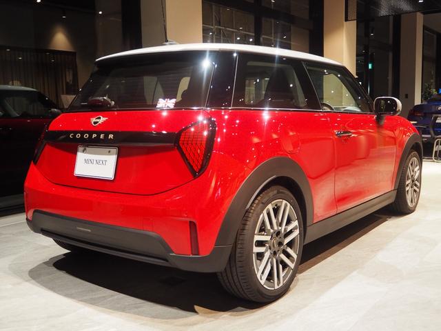 ＭＩＮＩ クーパーＣ　クラシック・トリム　禁煙車　アダプティブクルーズコントロール　全周囲カメラ　純正ナビ　シートヒーター　ステアリングヒーター　純正１７インチアロイホイール　レーンキープアシスト　パーキングアシスト（7枚目）