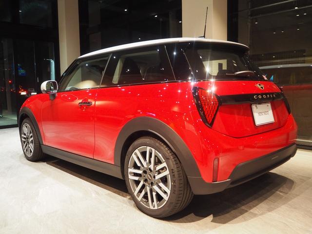 ＭＩＮＩ クーパーＣ　クラシック・トリム　禁煙車　アダプティブクルーズコントロール　全周囲カメラ　純正ナビ　シートヒーター　ステアリングヒーター　純正１７インチアロイホイール　レーンキープアシスト　パーキングアシスト（8枚目）