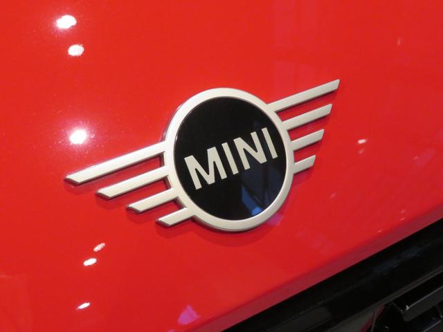 ＭＩＮＩ クーパーＣ　クラシック・トリム　禁煙車　アダプティブクルーズコントロール　全周囲カメラ　純正ナビ　シートヒーター　ステアリングヒーター　純正１７インチアロイホイール　レーンキープアシスト　パーキングアシスト（10枚目）