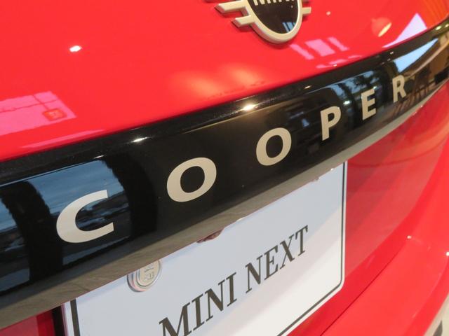 ＭＩＮＩ クーパーＣ　クラシック・トリム　禁煙車　アダプティブクルーズコントロール　全周囲カメラ　純正ナビ　シートヒーター　ステアリングヒーター　純正１７インチアロイホイール　レーンキープアシスト　パーキングアシスト（11枚目）