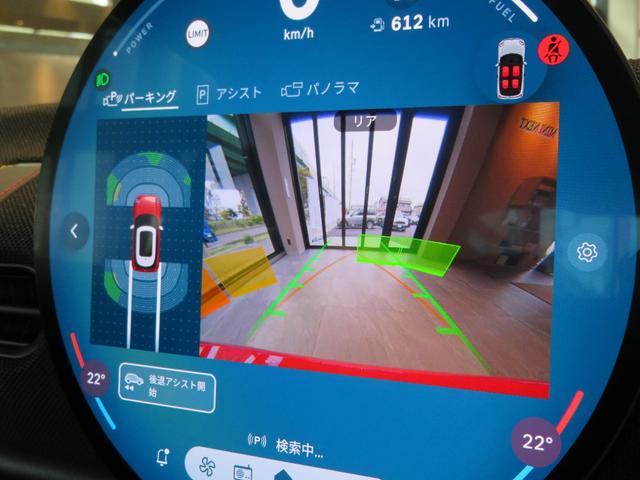 ＭＩＮＩ クーパーＣ　クラシック・トリム　禁煙車　アダプティブクルーズコントロール　全周囲カメラ　純正ナビ　シートヒーター　ステアリングヒーター　純正１７インチアロイホイール　レーンキープアシスト　パーキングアシスト（13枚目）
