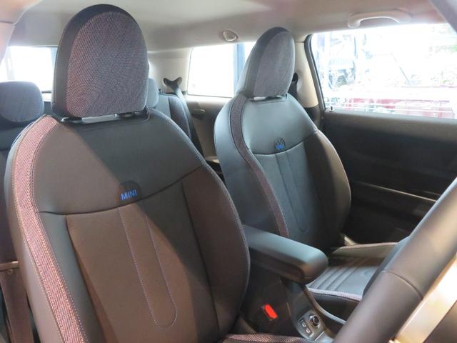 ＭＩＮＩ クーパーＣ　クラシック・トリム　禁煙車　アダプティブクルーズコントロール　全周囲カメラ　純正ナビ　シートヒーター　ステアリングヒーター　純正１７インチアロイホイール　レーンキープアシスト　パーキングアシスト（26枚目）