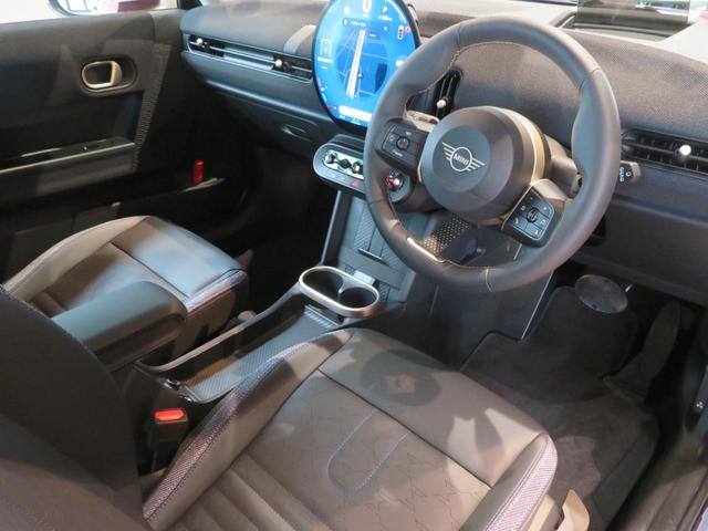 ＭＩＮＩ クーパーＣ　クラシック・トリム　禁煙車　アダプティブクルーズコントロール　全周囲カメラ　純正ナビ　シートヒーター　ステアリングヒーター　純正１７インチアロイホイール　レーンキープアシスト　パーキングアシスト（27枚目）