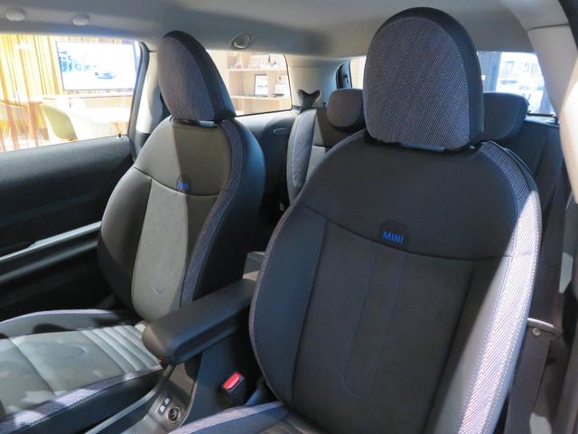 ＭＩＮＩ クーパーＣ　クラシック・トリム　禁煙車　アダプティブクルーズコントロール　全周囲カメラ　純正ナビ　シートヒーター　ステアリングヒーター　純正１７インチアロイホイール　レーンキープアシスト　パーキングアシスト（33枚目）