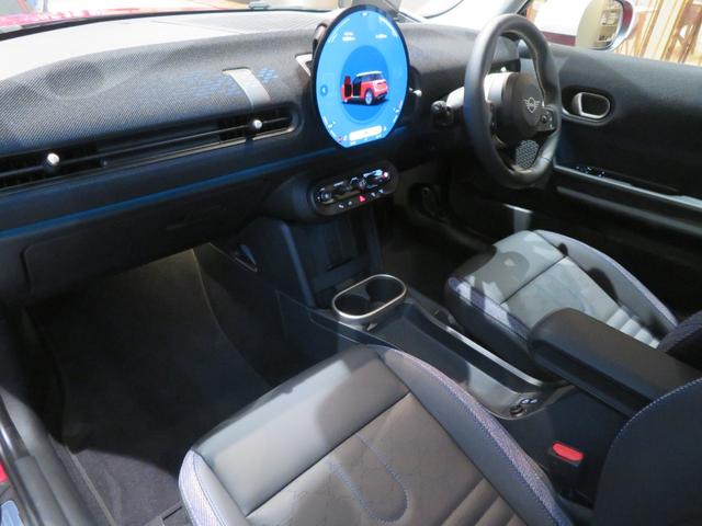 ＭＩＮＩ クーパーＣ　クラシック・トリム　禁煙車　アダプティブクルーズコントロール　全周囲カメラ　純正ナビ　シートヒーター　ステアリングヒーター　純正１７インチアロイホイール　レーンキープアシスト　パーキングアシスト（34枚目）