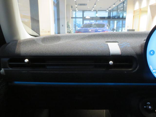 ＭＩＮＩ クーパーＣ　クラシック・トリム　禁煙車　アダプティブクルーズコントロール　全周囲カメラ　純正ナビ　シートヒーター　ステアリングヒーター　純正１７インチアロイホイール　レーンキープアシスト　パーキングアシスト（54枚目）