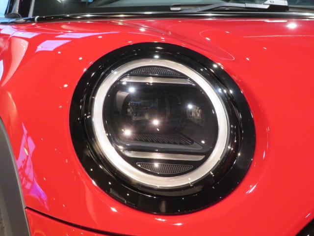 ＭＩＮＩ クーパーＣ　クラシック・トリム　禁煙車　アダプティブクルーズコントロール　全周囲カメラ　純正ナビ　シートヒーター　ステアリングヒーター　純正１７インチアロイホイール　レーンキープアシスト　パーキングアシスト（59枚目）