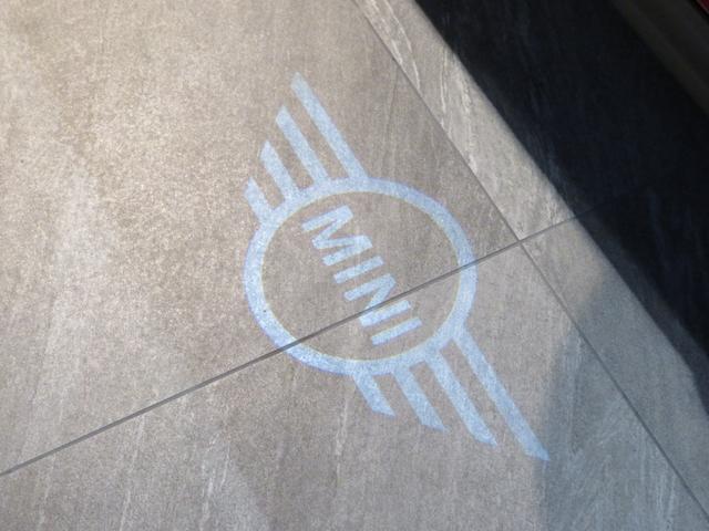 ＭＩＮＩ クーパーＣ　クラシック・トリム　禁煙車　アダプティブクルーズコントロール　全周囲カメラ　純正ナビ　シートヒーター　ステアリングヒーター　純正１７インチアロイホイール　レーンキープアシスト　パーキングアシスト（71枚目）