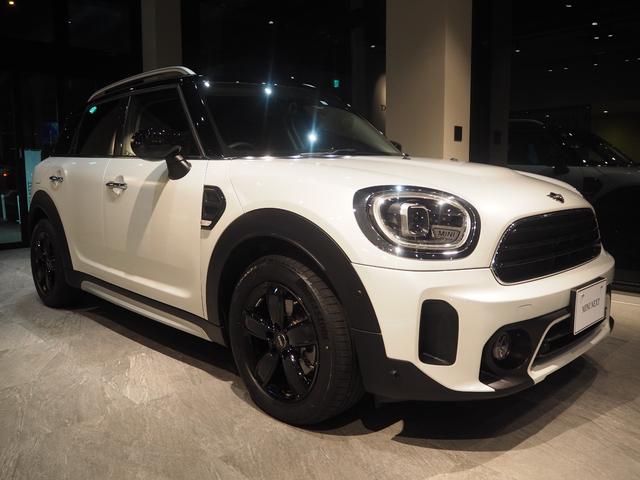 ＭＩＮＩ クーパーＤクロスオーバープレミアム＋Ｐクラシクトリム　ワンオーナー　禁煙車　ディーゼル車　パーキングアシスト　リヤビューカメラ　レーンキープアシスト　シートヒーター　障害物センサー　純正アロイホイール　フロントフォグランプ　ａｐｐｌｅ　ｃａｒｐｌａｙ（4枚目）