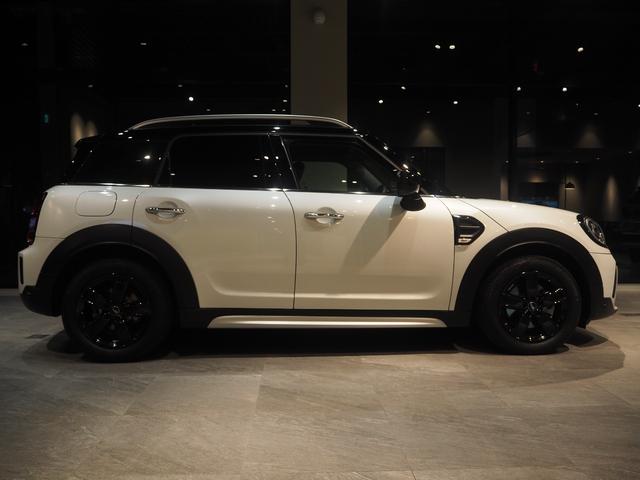 ＭＩＮＩ クーパーＤクロスオーバープレミアム＋Ｐクラシクトリム　ワンオーナー　禁煙車　ディーゼル車　パーキングアシスト　リヤビューカメラ　レーンキープアシスト　シートヒーター　障害物センサー　純正アロイホイール　フロントフォグランプ　ａｐｐｌｅ　ｃａｒｐｌａｙ（5枚目）