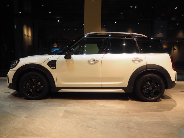 ＭＩＮＩ クーパーＤクロスオーバープレミアム＋Ｐクラシクトリム　ワンオーナー　禁煙車　ディーゼル車　パーキングアシスト　リヤビューカメラ　レーンキープアシスト　シートヒーター　障害物センサー　純正アロイホイール　フロントフォグランプ　ａｐｐｌｅ　ｃａｒｐｌａｙ（6枚目）
