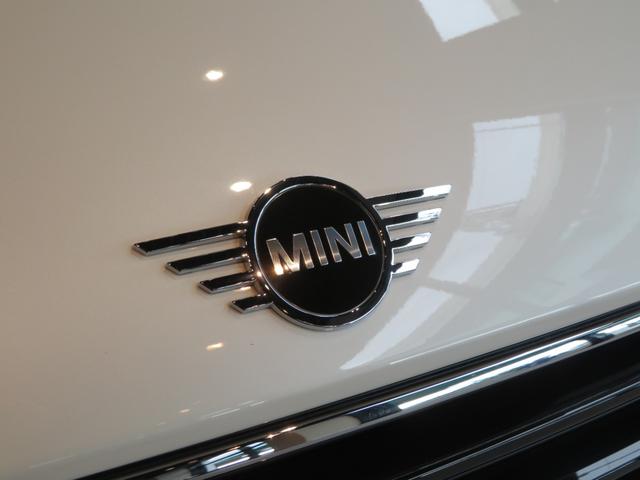 ＭＩＮＩ クーパーＤクロスオーバープレミアム＋Ｐクラシクトリム　ワンオーナー　禁煙車　ディーゼル車　パーキングアシスト　リヤビューカメラ　レーンキープアシスト　シートヒーター　障害物センサー　純正アロイホイール　フロントフォグランプ　ａｐｐｌｅ　ｃａｒｐｌａｙ（10枚目）