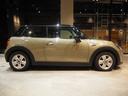 ＭＩＮＩ クーパーＤ　ディーゼル車　ワンオーナー　禁煙車　純正ナビ　リヤビューカメラ　パーキングアシスト　障害物センサー　オートライト　　ボンネットストライプ　フロントフォグランプ　純正アルミホイール（5枚目）