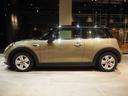 ＭＩＮＩ クーパーＤ　ディーゼル車　ワンオーナー　禁煙車　純正ナビ　リヤビューカメラ　パーキングアシスト　障害物センサー　オートライト　　ボンネットストライプ　フロントフォグランプ　純正アルミホイール（6枚目）