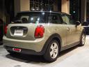 ＭＩＮＩ クーパーＤ　ディーゼル車　ワンオーナー　禁煙車　純正ナビ　リヤビューカメラ　パーキングアシスト　障害物センサー　オートライト　　ボンネットストライプ　フロントフォグランプ　純正アルミホイール（7枚目）