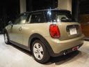 ＭＩＮＩ クーパーＤ　ディーゼル車　ワンオーナー　禁煙車　純正ナビ　リヤビューカメラ　パーキングアシスト　障害物センサー　オートライト　　ボンネットストライプ　フロントフォグランプ　純正アルミホイール（8枚目）