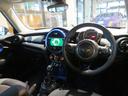 クーパーＤ　ディーゼル車　ワンオーナー　禁煙車　純正ナビ　リヤビューカメラ　パーキングアシスト　障害物センサー　オートライト　　ボンネットストライプ　フロントフォグランプ　純正アルミホイール（29枚目）