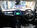 クーパーＤ　ディーゼル車　ワンオーナー　禁煙車　純正ナビ　リヤビューカメラ　パーキングアシスト　障害物センサー　オートライト　　ボンネットストライプ　フロントフォグランプ　純正アルミホイール（30枚目）