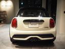 ＭＩＮＩ クーパーＳ　クラシック・トリム　ワンオーナー　禁煙車　パーキングアシスト　リヤビューカメラ　車線逸脱警告　本革シート　シートヒーター　Ａｐｐｌｅ　ＣａｒＰｌａｙ　オートライト　電動格納ミラー　障害物センサー（3枚目）