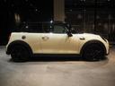 ＭＩＮＩ クーパーＳ　クラシック・トリム　ワンオーナー　禁煙車　パーキングアシスト　リヤビューカメラ　車線逸脱警告　本革シート　シートヒーター　Ａｐｐｌｅ　ＣａｒＰｌａｙ　オートライト　電動格納ミラー　障害物センサー（5枚目）