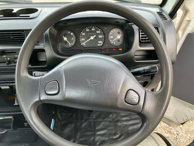 ハイゼットトラック スペシャル エアコン 4WD 最大積載量350kg マニュアル車 車検令和8年11月 走行距離70000キロ台 シガーソケット(16枚目)