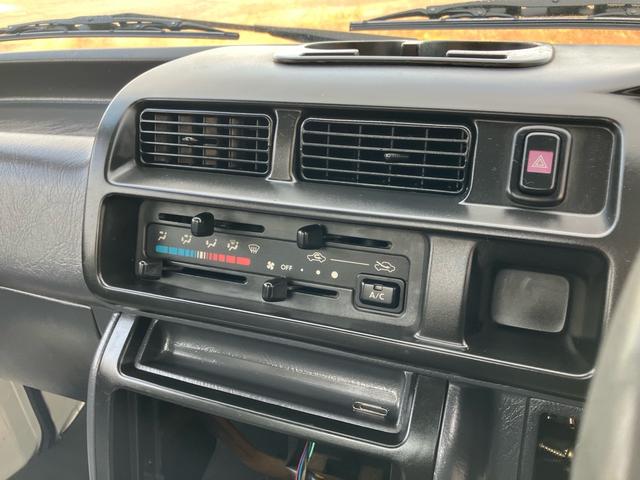 ハイゼットトラック スペシャル エアコン 4WD 最大積載量350kg マニュアル車 車検令和8年11月 走行距離70000キロ台 シガーソケット(17枚目)